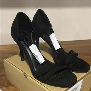 Coutgo Black High Heels. New in box size 6.5